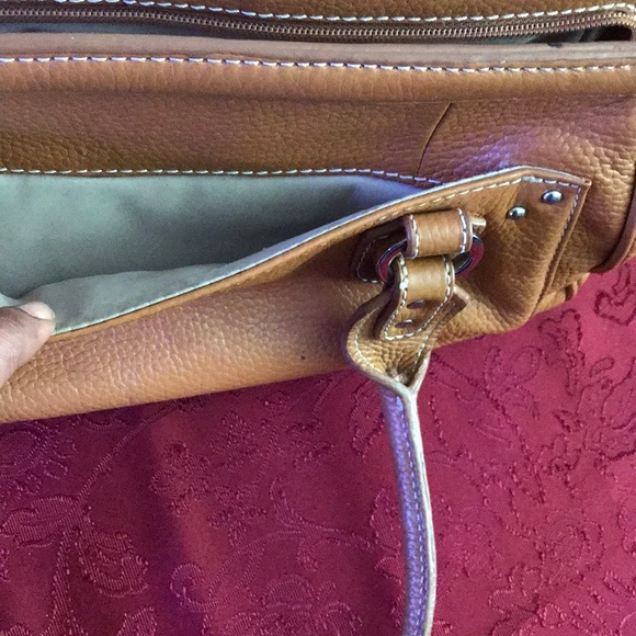 GUC Tignanello Handbag. Slight wear on one corner - Picture 5 of 6